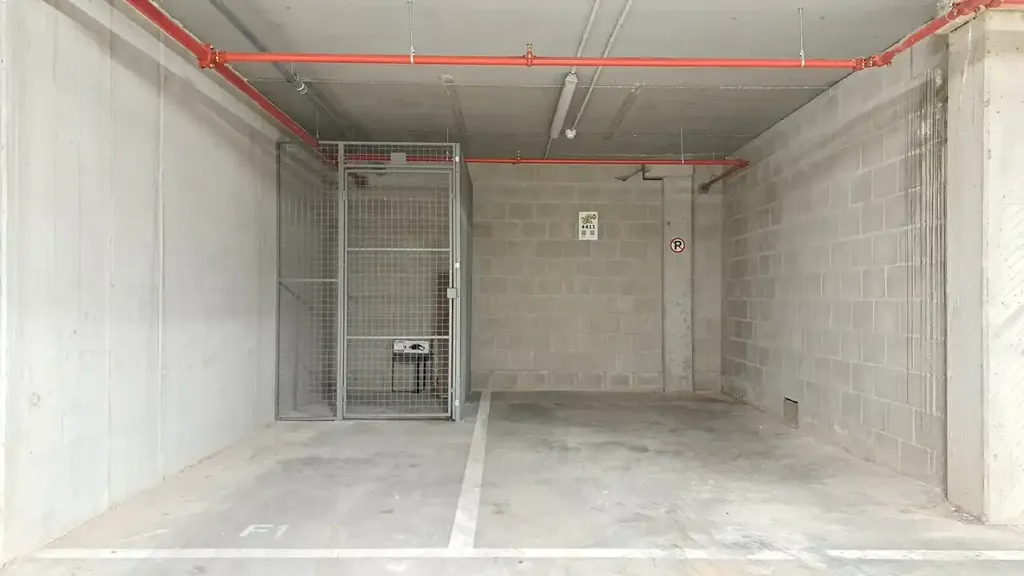Garage - Parking Space with Garage in Quiet Street