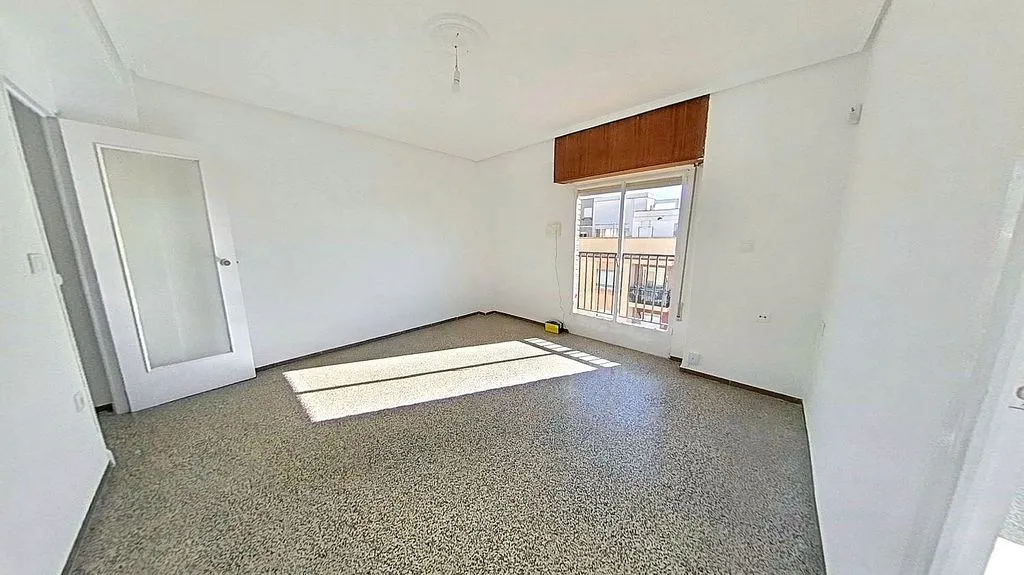 Pièces - 3-Bedroom Apartment with Sea Access in Valencia