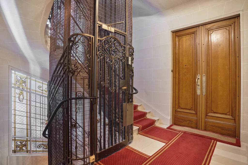 Toad - Corner Apartment with Period Features in Paris 16th