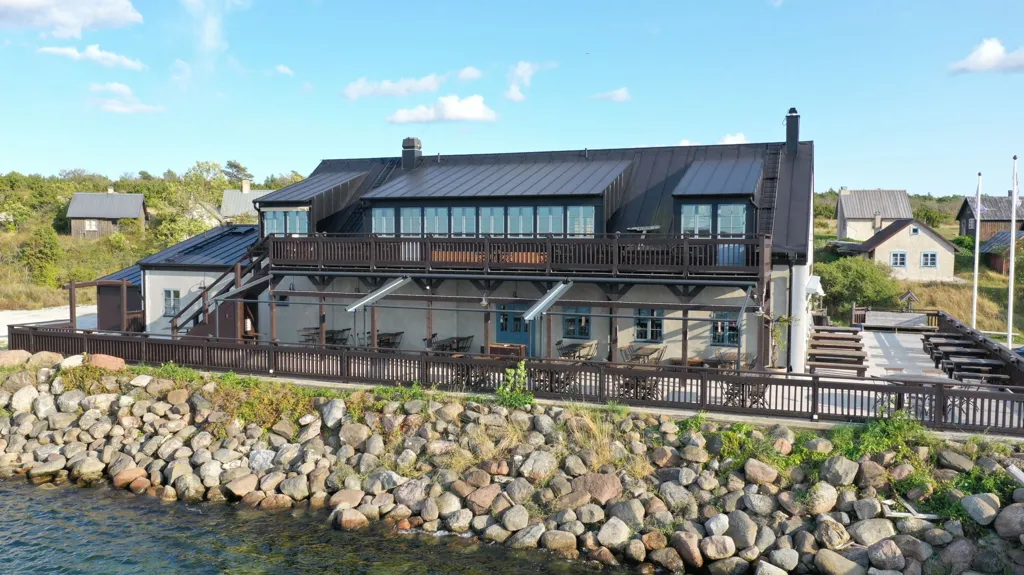 Välivaade - Commercial Property with Sea View in Herrvik
