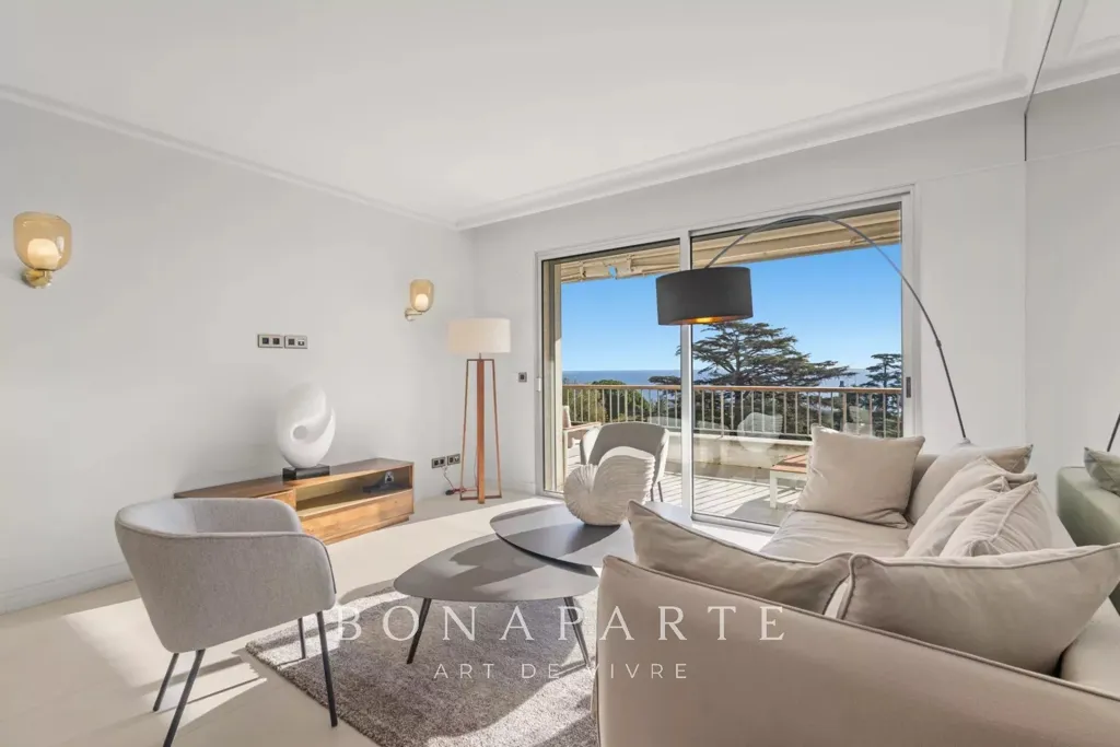 Séjour - Appartement Rénové avec Vue Panoramique à Cannes