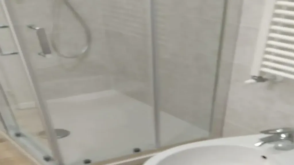 Bathrooms - Spacious Trilocale with Balcony in Rome