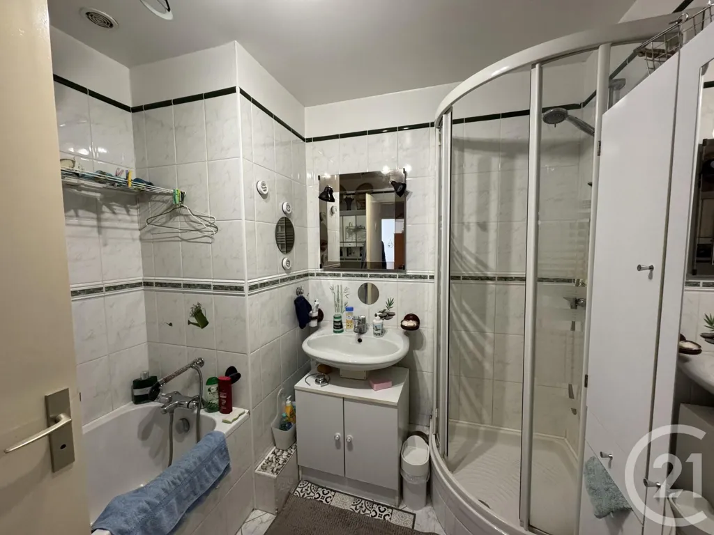 Salles de bain - Maison 5 Pièces avec Terrasse au Sud à Saint-Ay