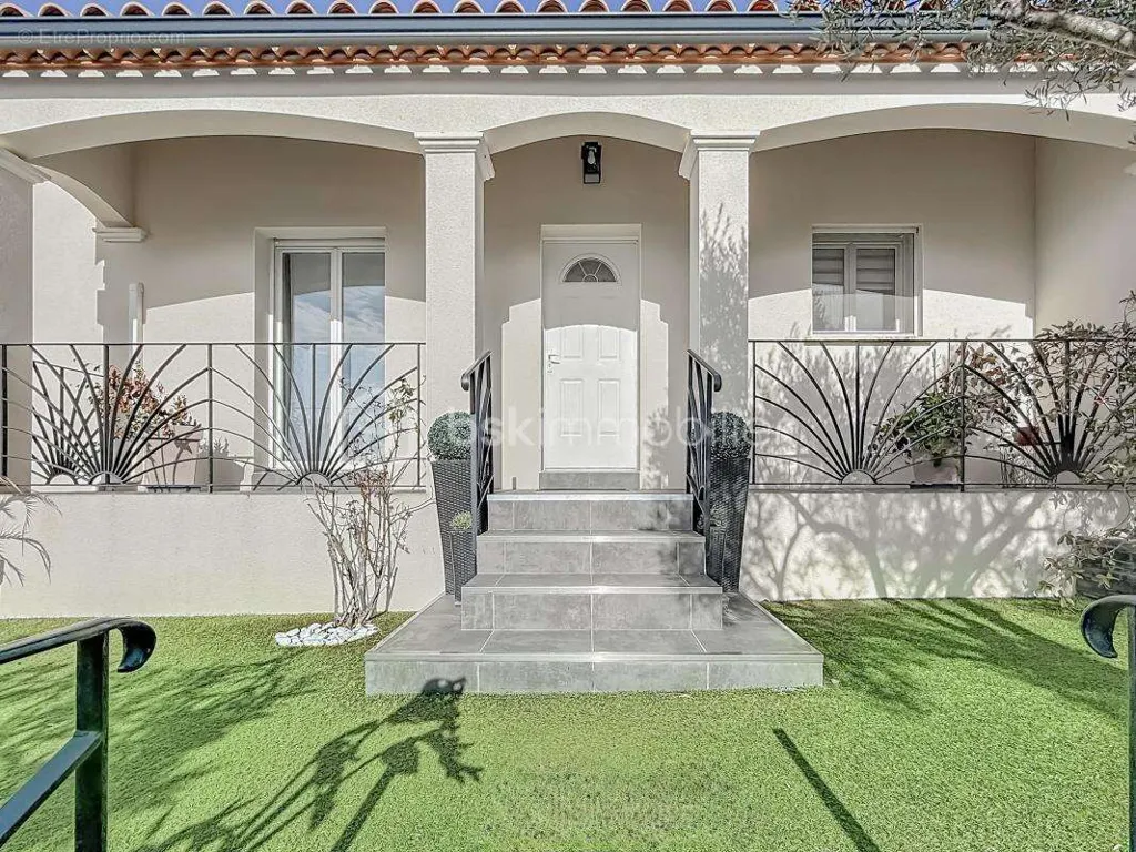 Exterior - Villa with Pool and Garage in Cournonsec
