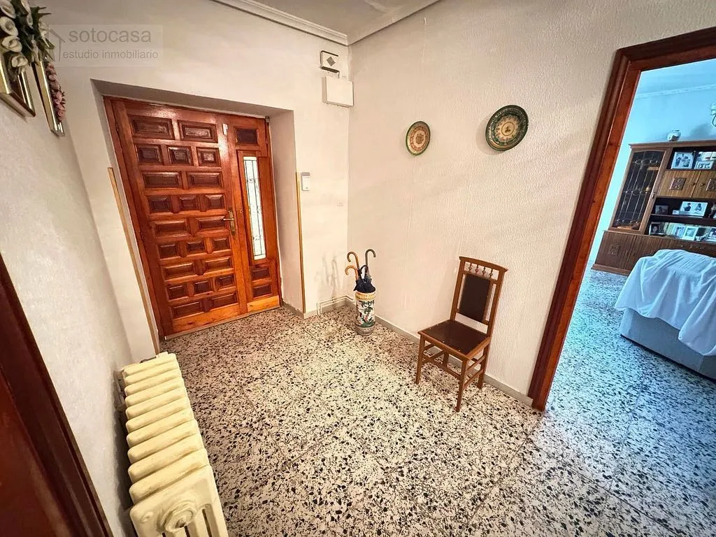 Esik - Six-Bedroom House with Large Plot in Renedo de Esgueva