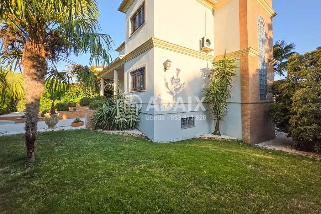Exterior - Chalet with Pool in Baeza, Jaén