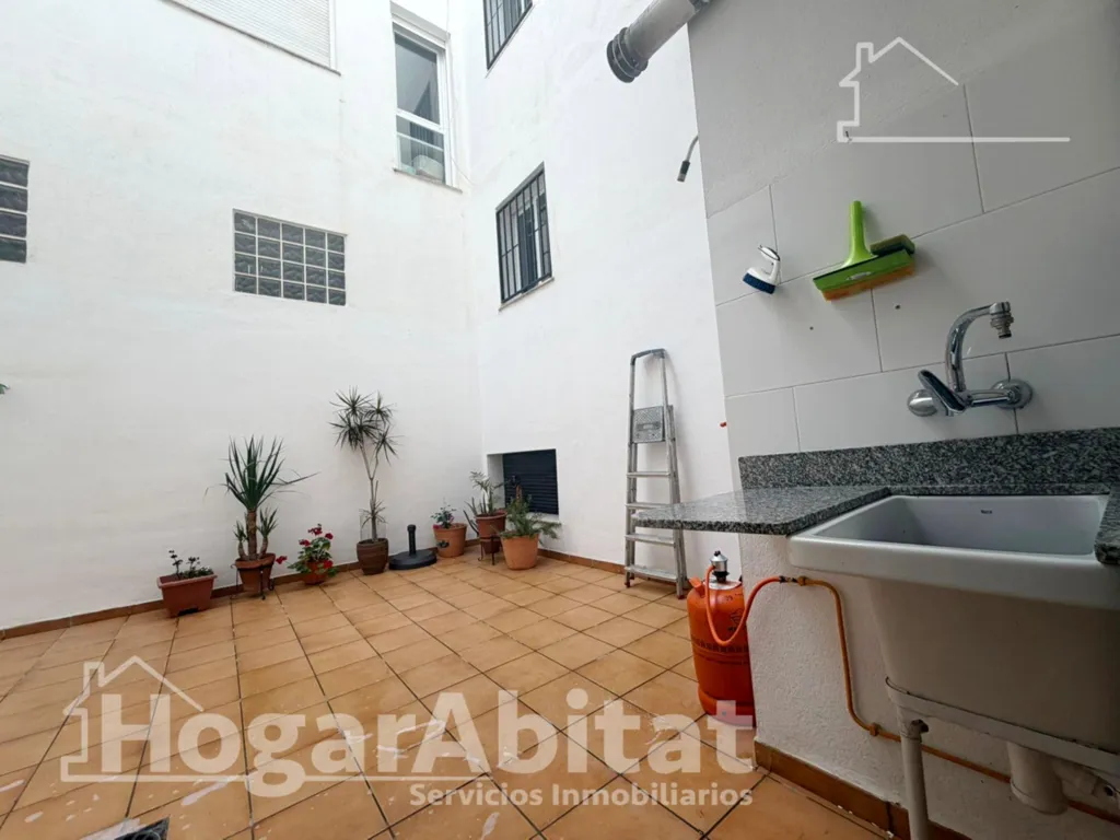 Aed - Semi-Reformed Flat with Patio in Benaguasil