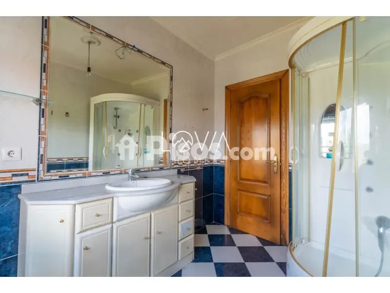 Bathrooms - Large House with Garden in Adarzo, Santander