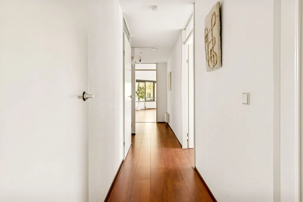 Esik - Corner Gallery Flat with Balcony in Filmwijk