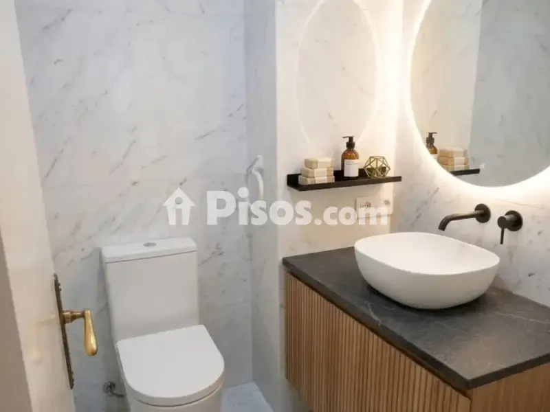 Bathrooms - Spacious Flat Near Beach in Palamós