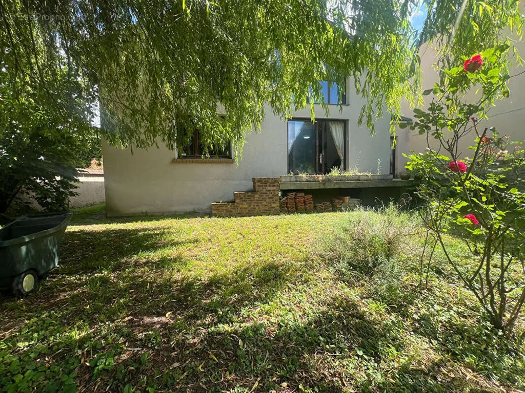 Aed - 1960s House with Garden in Brie Comte Robert