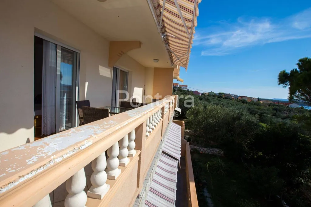 Rõdu - Large Apartment House with Private Garden in Rab