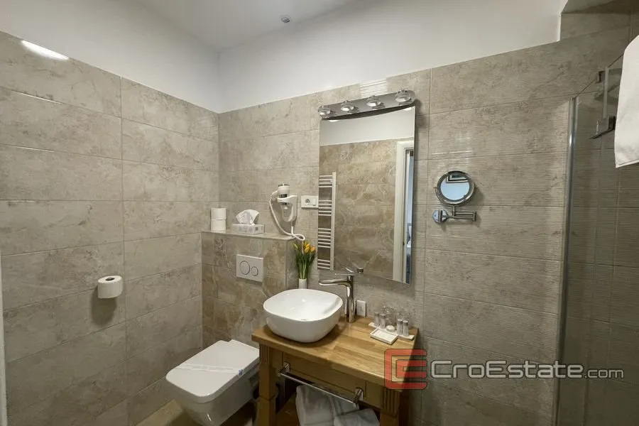 Vannitoad - Four-Bedroom Apartment with Waterfront View in Split