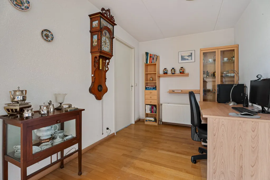 Office - 4-room house in Assen