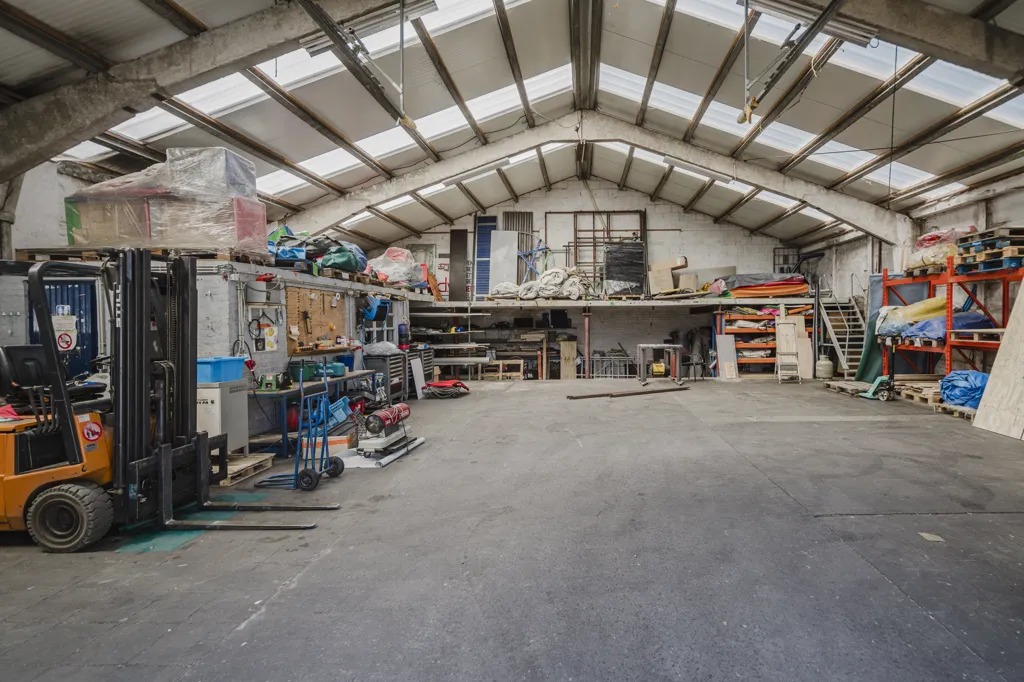 Garage - Bâtiment Commercial avec Appartement Loué à Wevelgem