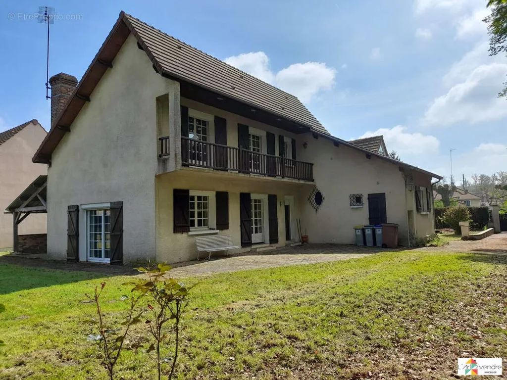 Exterior - Single-Storey House with Garden in Le Plessis-Brion