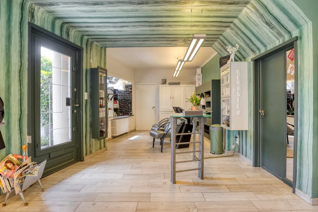 Entrée - Mixed-Use Property with Private Drive in Bruges