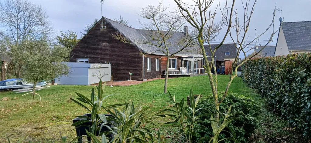 Aed - Contemporary House with Garden in Allonnes