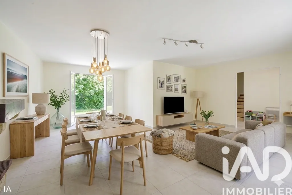 Living Room - Charming House with Garden in Péchabou