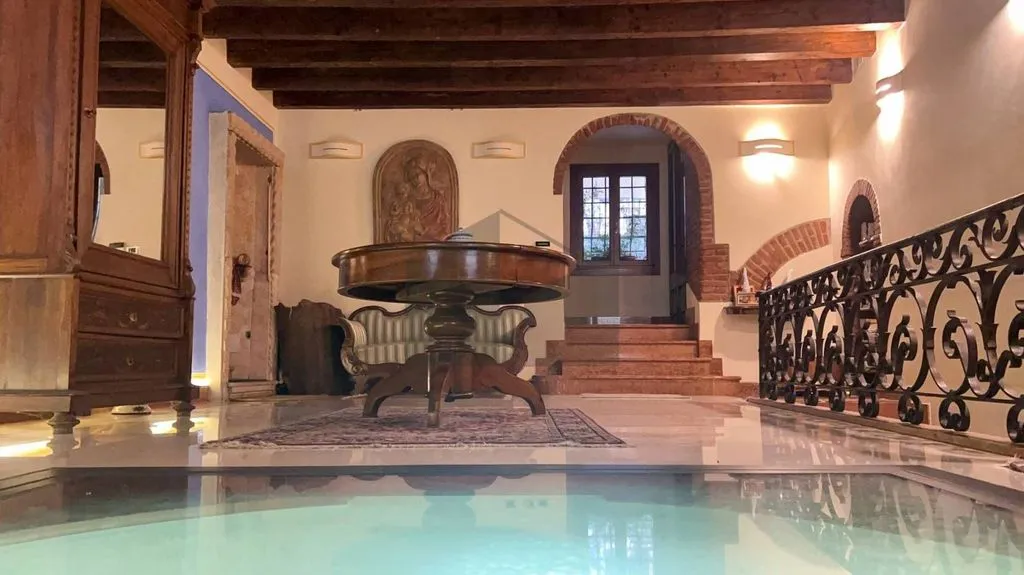 Elutuba - Historic Villa with Private Courtyard in Verona