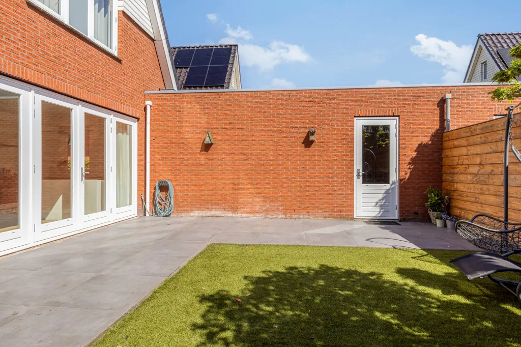 Aed - Spacious Villa with Solar Panels in Woubrugge