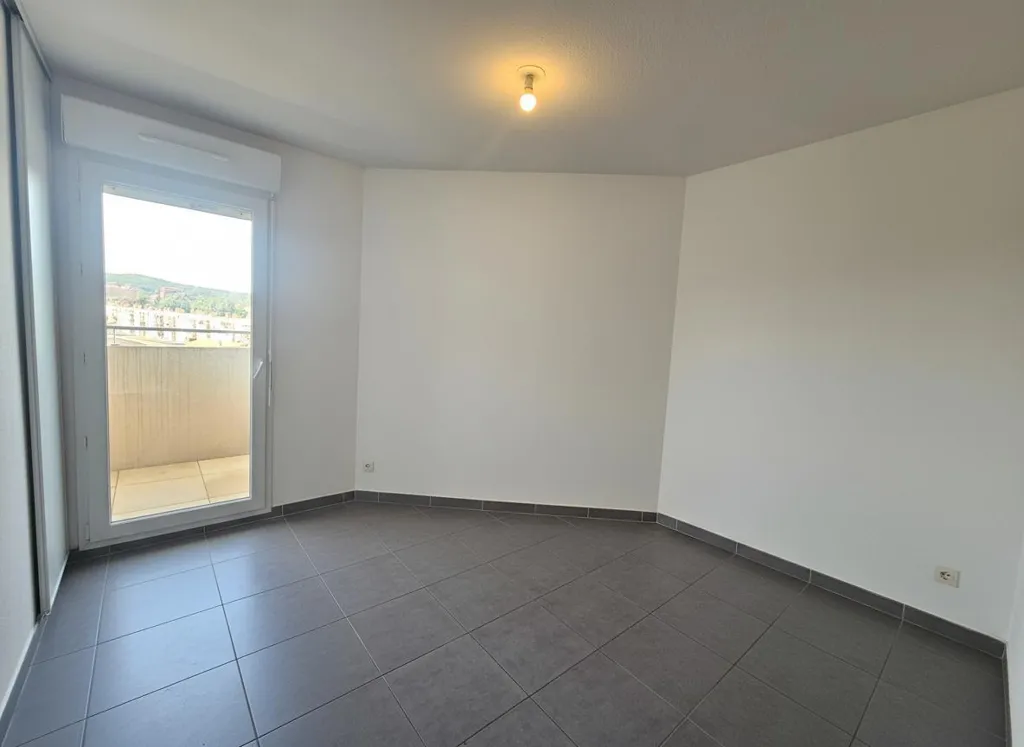 Toad - 3-Bed Apartment with Terrace in Gardanne