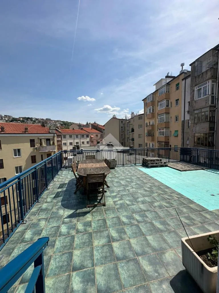 Terrass - Bright 2-Bedroom Apartment with Terrace in Trieste