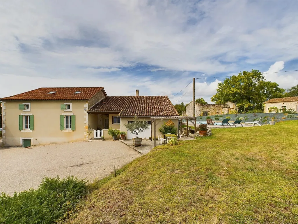 Esterno - Farmhouse with Pool in Vineyard Setting