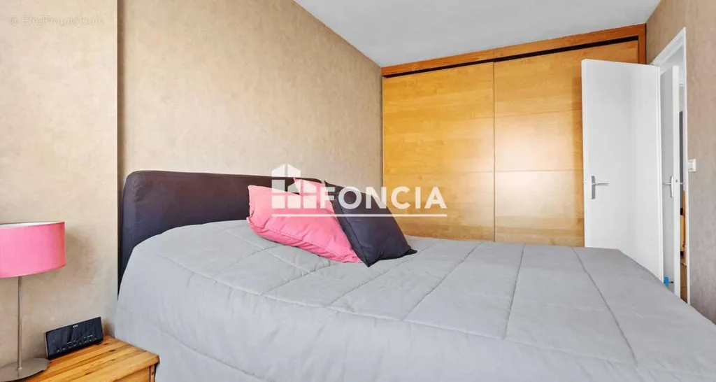 Bedrooms - 4-Piece Apartment with Balcony in Guyancourt