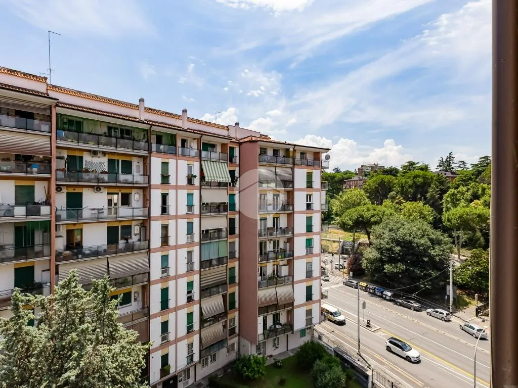 Balcone - 2-Bedroom Apartment with Balcony in Rome