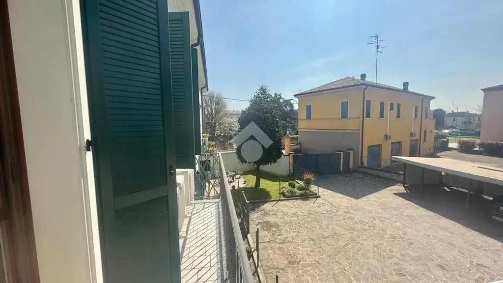 Rõdu - Two-Storey Apartment with Balcony in Guastalla