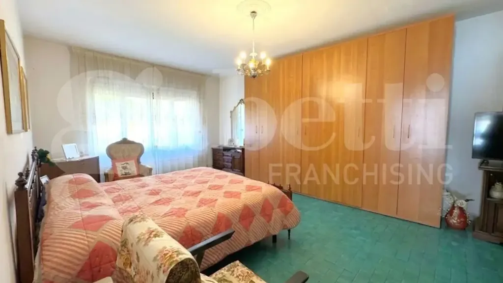 Camere da letto - Appartamento con possibilità di ristrutturazione ad Avenza