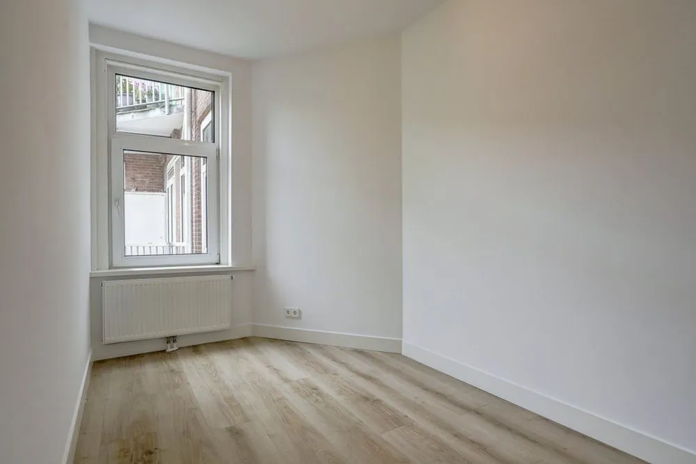 Pièces - 3-Bedroom Apartment with Balcony in Amsterdam