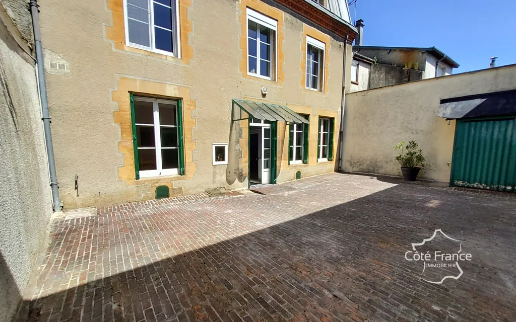 Garden - 4-Bedroom House with Garden in Monthermé