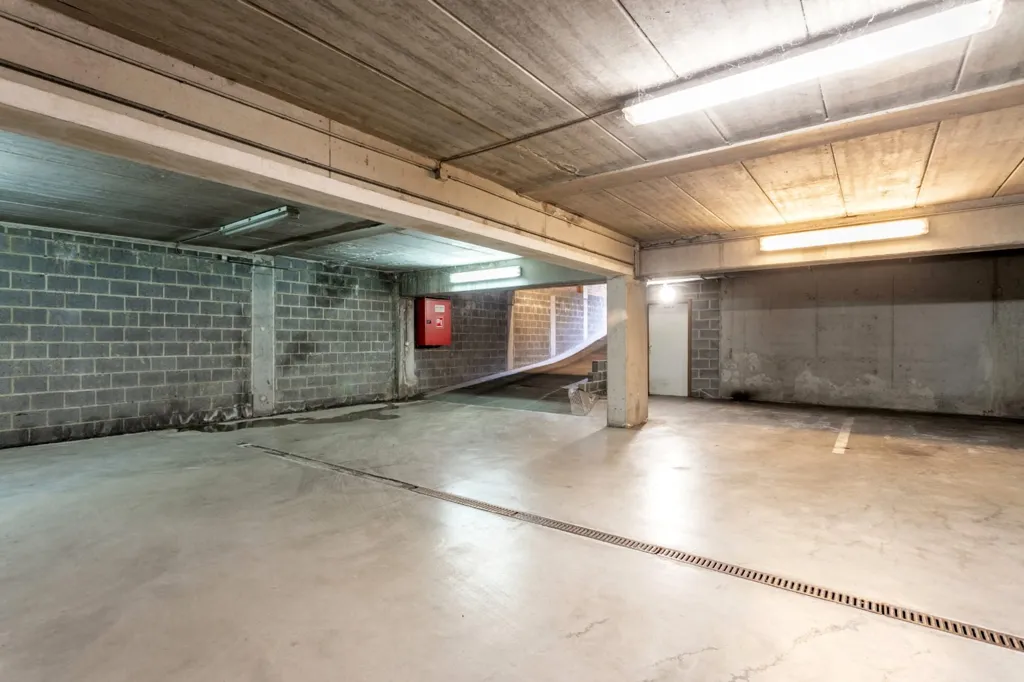 Garage - Appartement avec Balcons dans le Calme à Ganshoren