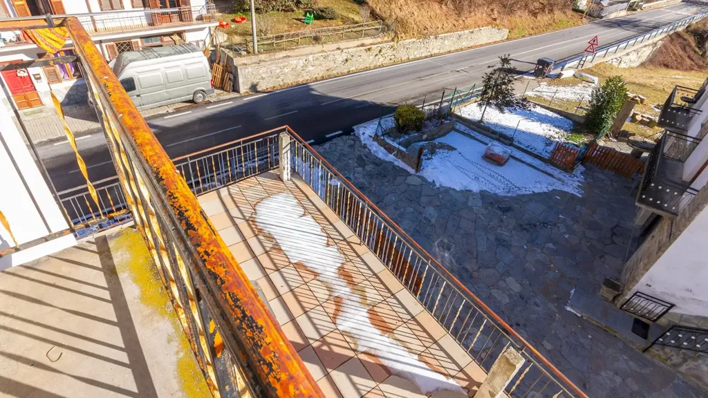 Balcon - Detached House with Three Garages in Frassino