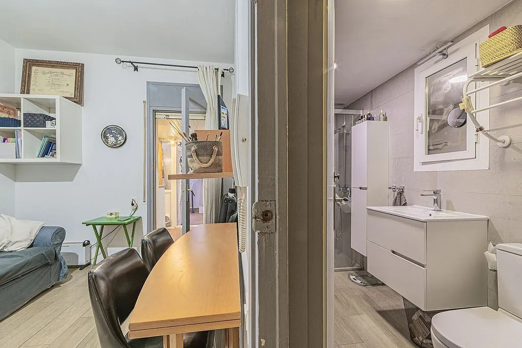 Vannitoad - Apartment with Potential in Sant Antoni, Barcelona