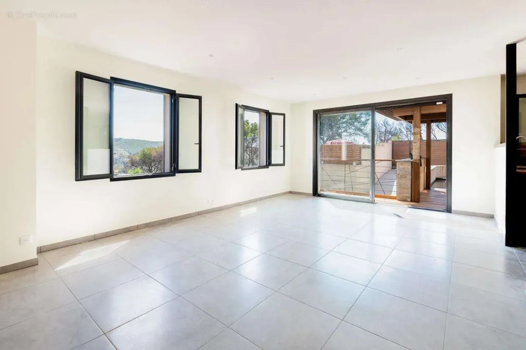 Séjour - Maison Contemporaine avec Piscine à Marseille