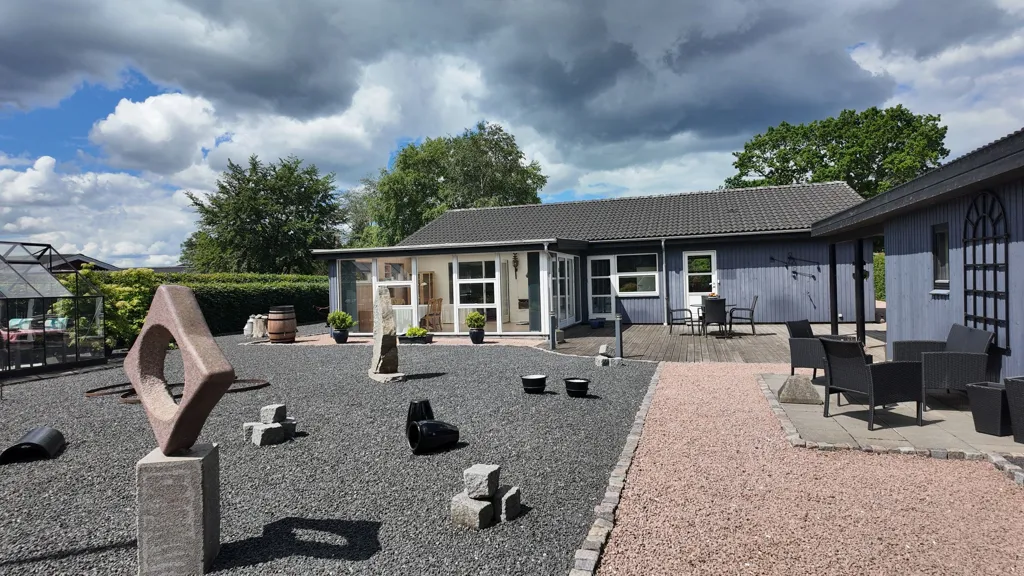 Giardino - Well-Built Summerhouse with Garden in Skellet