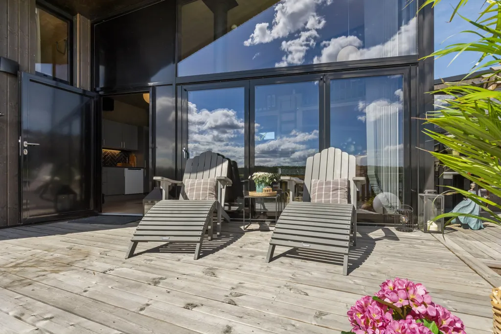 Terrasse - Modern Holiday Home with River View near Oslo
