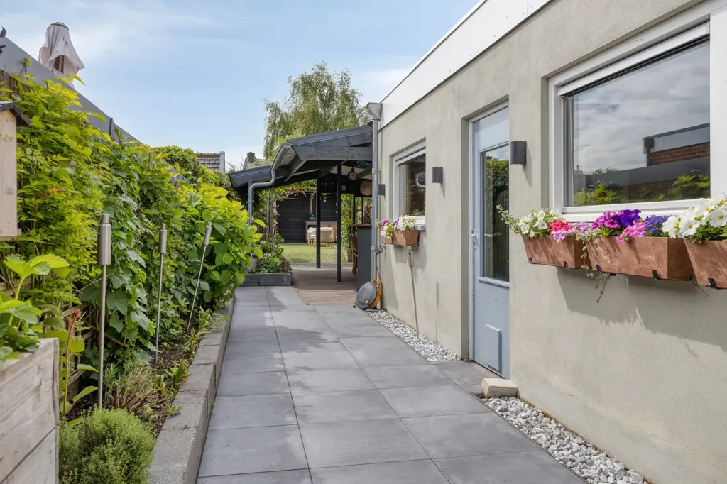 Aed - Spacious Semi-detached House with Deep Garden in Halsteren