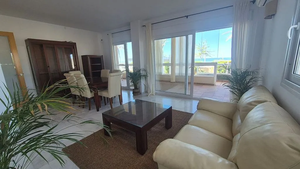 Elutuba - Seafront Apartment with Terrace in El Coll d'en Rabassa