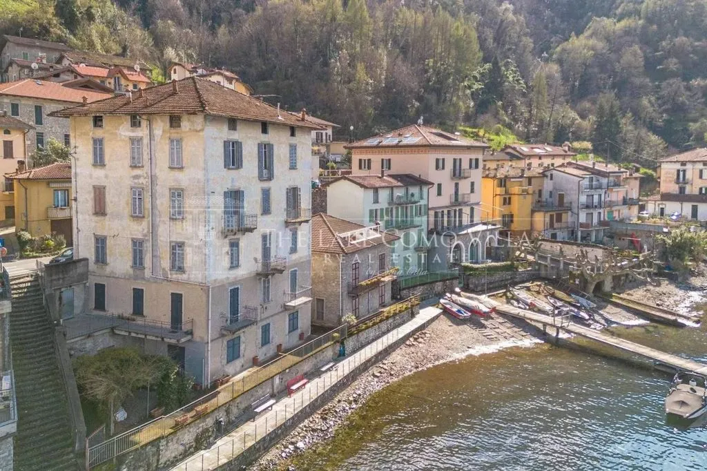 Lakefront Building for Renovation in Lezzeno