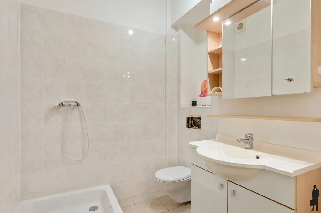 Vannitoad - Fully Renovated Commercial Unit in Quellinstraat, Antwerp