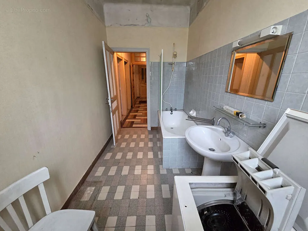Salles de bain - Maison à Rénover avec Jardin au Cœur de Bugeat