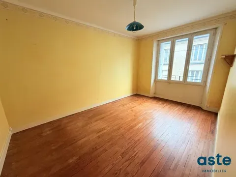 Rooms - 3-Bedroom Apartment with Potential in Brest's Triangle d'Or