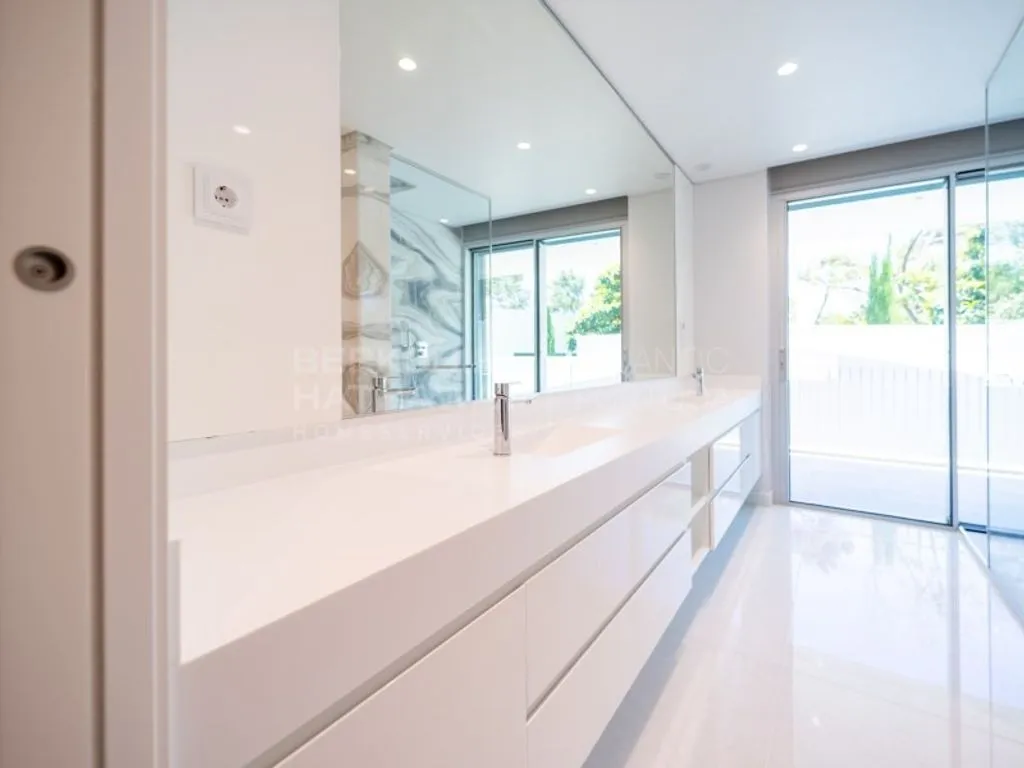 Bathrooms - Luxury Duplex with Pool in Cascais