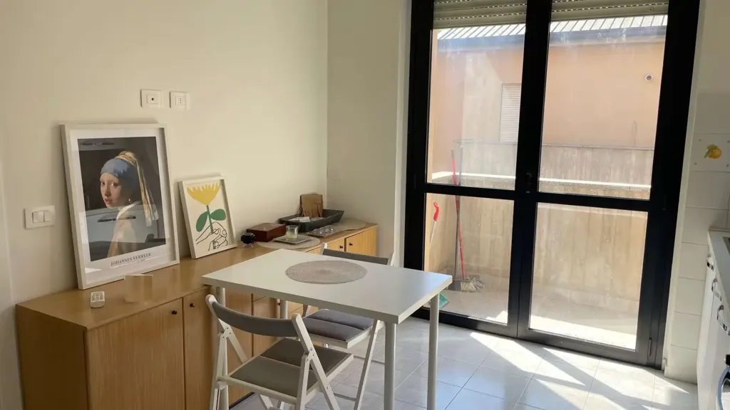 Söögituba - Modern 2-Bedroom Apartment with Balcony in Milan