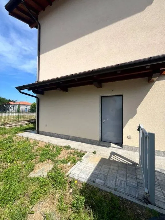 Jardin - New Villa with Private Garden in Besnate
