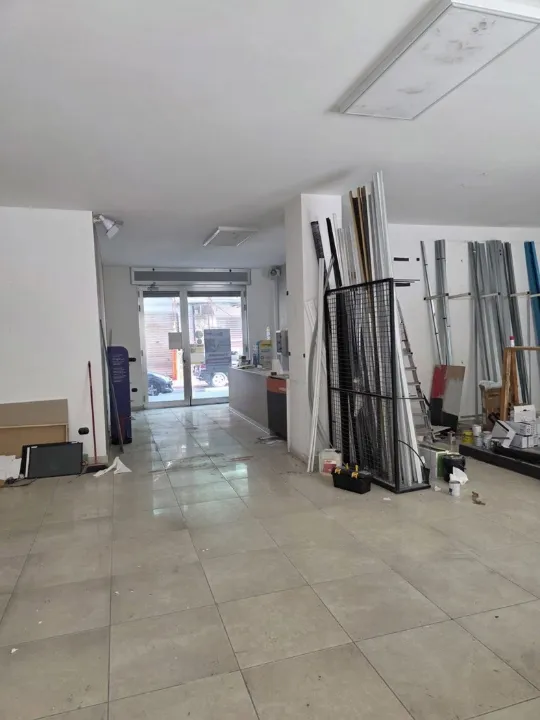 Toad - Commercial Space with Dual Access in Battipaglia